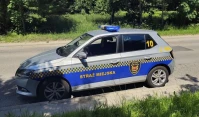 Seniorka z demencją stała na słońcu przy przejściu. Pomogli czujni przechodnie
