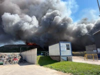 Pożar zakładu zagospodarowania odpadów. Z ogniem walczy około 100 strażaków