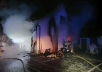 Dom stanął w ogniu. Mężczyzna trafił do szpitala