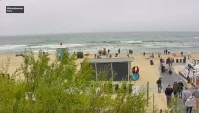 Czerwona flaga na pomorskich plażach. Niemal 40 kąpielisk z zakazem wchodzenia do wody