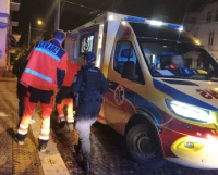 Zdezorientowany senior błąkał się nocą po ulicach miasta. Jego żona nie wiedziała, że wyszedł z domu