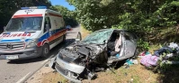 Czołowe zderzenie na łuku drogi. Trzy osoby trafiły do szpitala