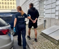 Napadli na mężczyznę wracającego z pracy. Chcieli zabrać plecak z laptopem