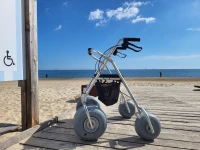 Plaża jeszcze bardziej dostępna. Nowe chodziki pomogą poruszać się po piasku