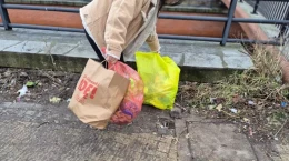   Kobieta podrzucała śmieci pod dom sąsiadów, bo 'kiedyś w tym miejscu stał śmietnik'