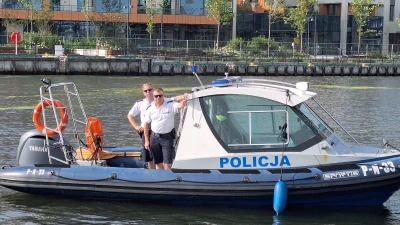 Policjanci wyciągnęli mężczyznę z wody. Dramatyczna interwencja na Bałtyku
