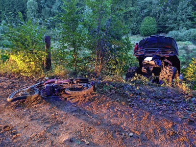 Zderzenie motocykla z quadem w lesie. Nastolatkowie trafili do szpitali