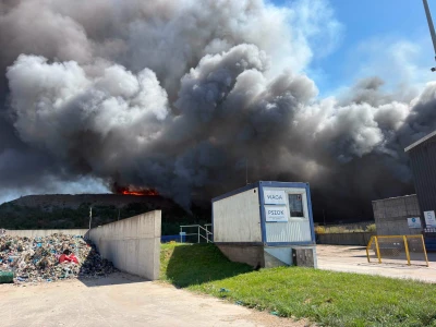 Pożar zakładu zagospodarowania odpadów. Z ogniem walczy około 100 strażaków