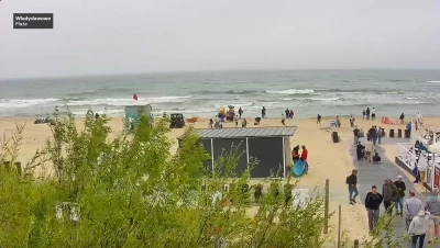 Czerwona flaga na pomorskich plażach. Niemal 40 kąpielisk z zakazem wchodzenia do wody