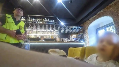 Zgubił rodziców w centrum miasta. 3-latek zasnął przy strażniku