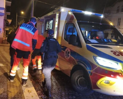 Zdezorientowany senior błąkał się nocą po ulicach miasta. Jego żona nie wiedziała, że wyszedł z domu