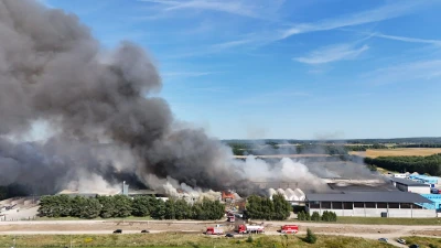 Pożar zakładu zagospodarowania odpadów. Z ogniem walczy około 100 strażaków