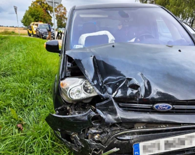 Samochód uderzył w tył poprzedzającego auta. Dwie osoby poszkodowane