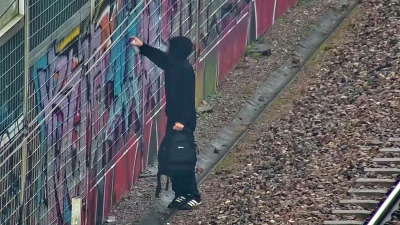 Uciekli przed patrolem, ale nie przed kamerami. Jest nagranie