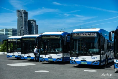 Na trasy wyjechały nowe przegubowe autobusy