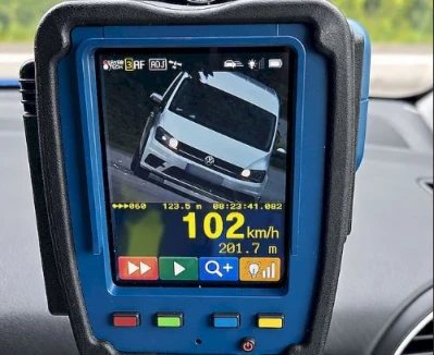 102 km/h w terenie zabudowanym. Kierowca stracił prawo jazdy