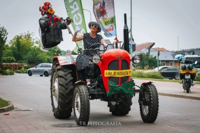 Traktorem z Jaworzna do Warszkowa. Milena pokona 800 kilometrów dla puckiego hospicjum