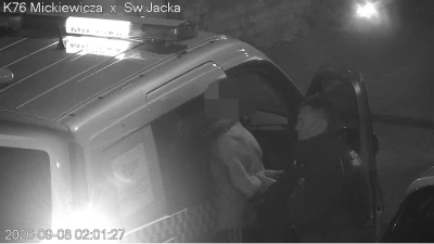 Z siekierą i nożem na ulicach miasta. Półnagi próbował ukryć się pod samochodem