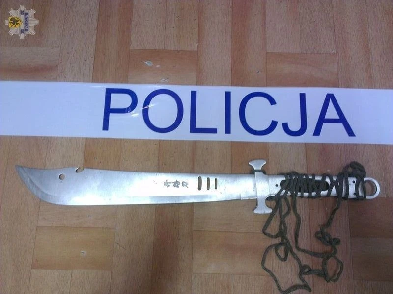 Nietrzeźwy biegał po osiedlu z maczetą