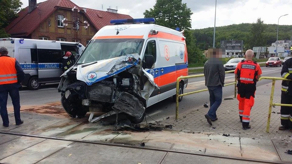 Śledztwo w sprawie wypadku karetki. Zmarła przewożona nią pacjentka
