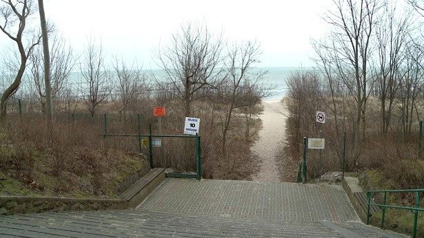 Porzucone rzeczy wraz z dokumentami na plaży we Władysławowie