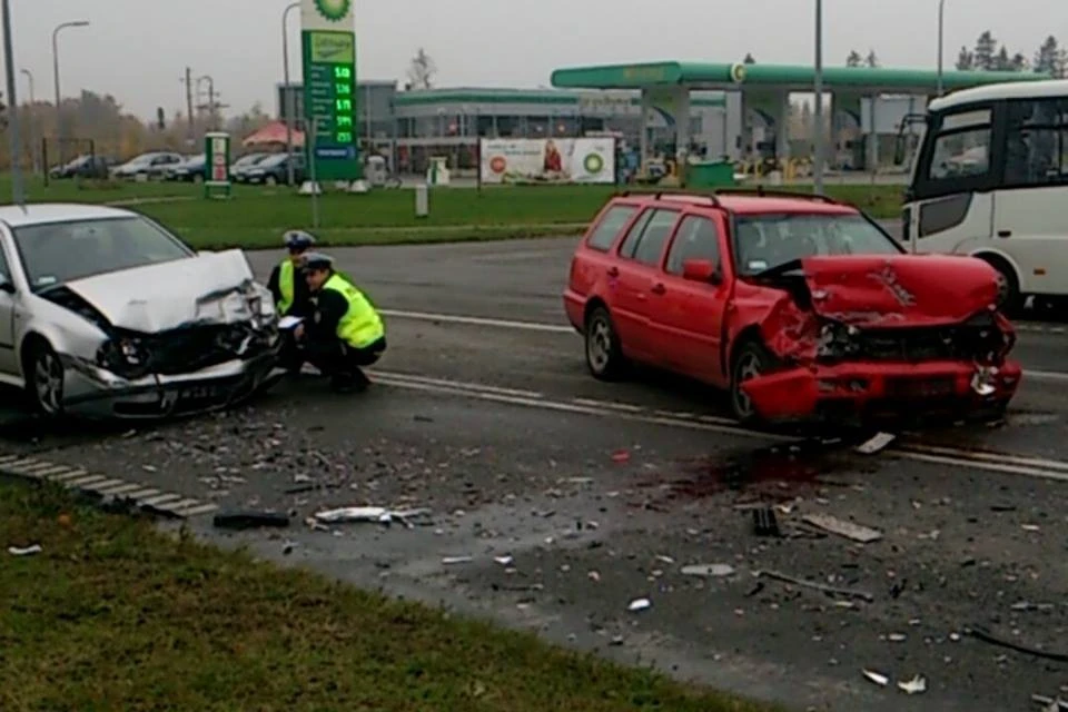 Czołowe zderzenie aut w Celbowie