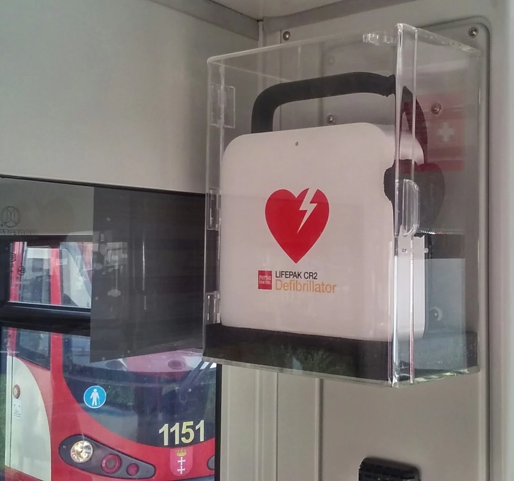 Bezpieczniej w gdańskich tramwajach dzięki defibrylatorom AED
