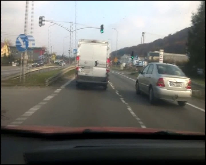 Policyjny samochód przekracza prędkość o 60 km/h? [FILM]