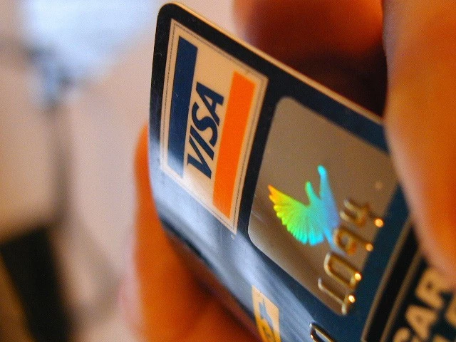 Ukradła koleżance kartę, po czym wypłaciła pieniądze z bankomatu