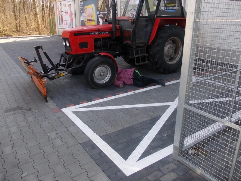 Drzemka na parkingu... a dokładniej pod traktorem