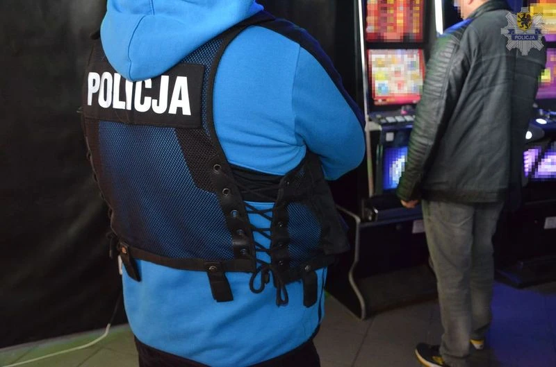 Policjanci i celnicy zabezpieczyli nielegalne automaty do gier