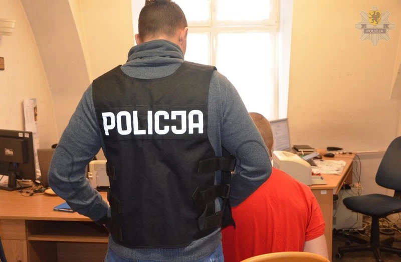 Włamywał się do aut i kradł wartościowe przedmioty
