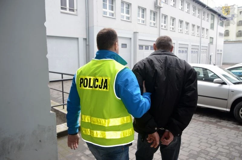 Zażartował, że w samolocie jest bomba. Grozi mu więzienie