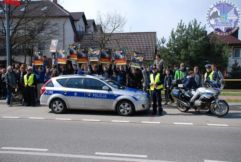 Jastarnia: Policjanci i gimnazjaliści wzięli udział w akcji 'Stop Pijanym Kierowcom'