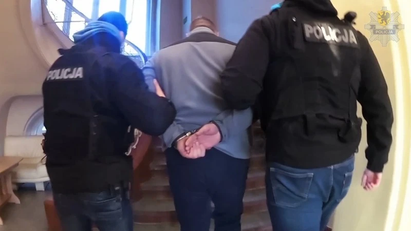 Strażnicy pomagali więźniowi, zostali zatrzymani
