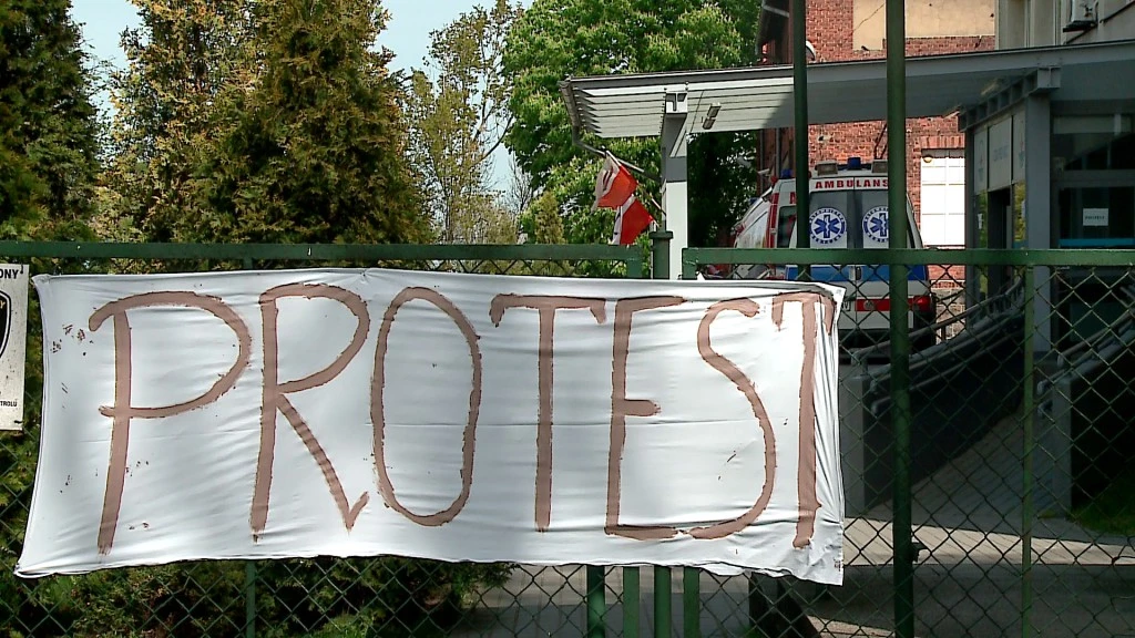 Pracownicy puckiego szpitala protestowali w czarnych strojach