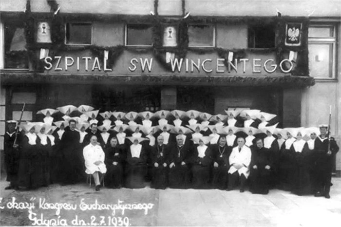 Fotografia z Kroniki sióstr Miłosierdzia, która przedstawia członków Kongresu Eucharystycznego 1939 r.