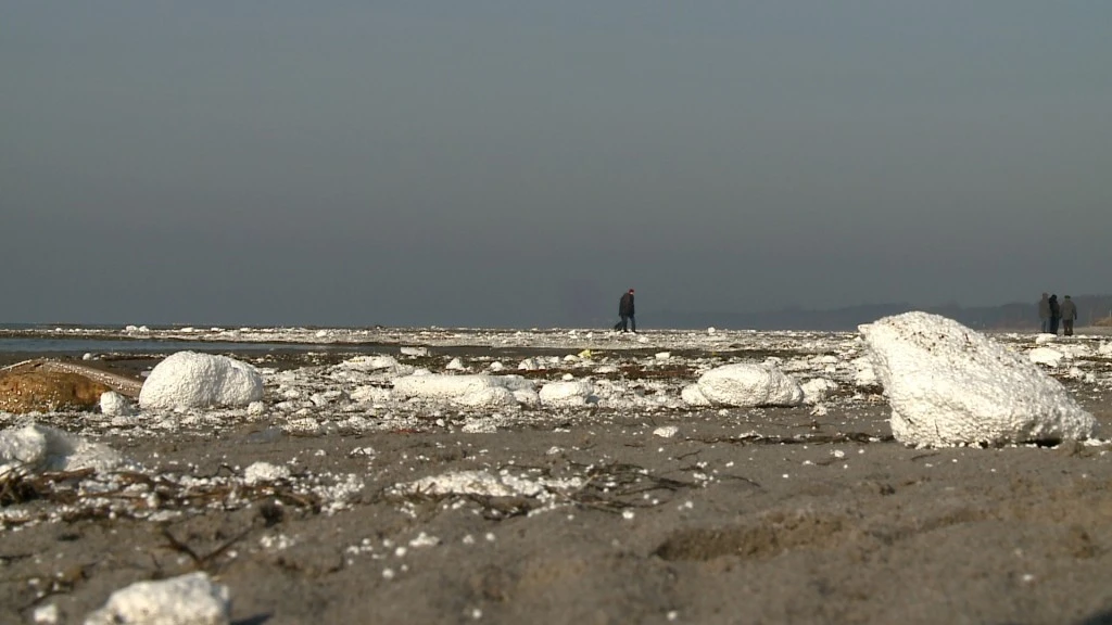 Styropian odkryty na plaży pochodził z Mechelinek