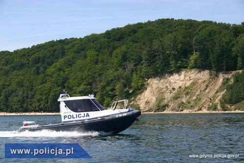 Załoga policyjnej łodzi uratowała dwóch żeglarzy