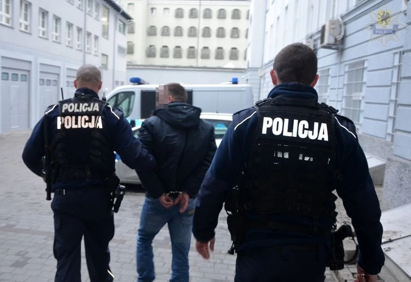 Wyrzucił przez okno butelkę, trafił kogoś w głowę