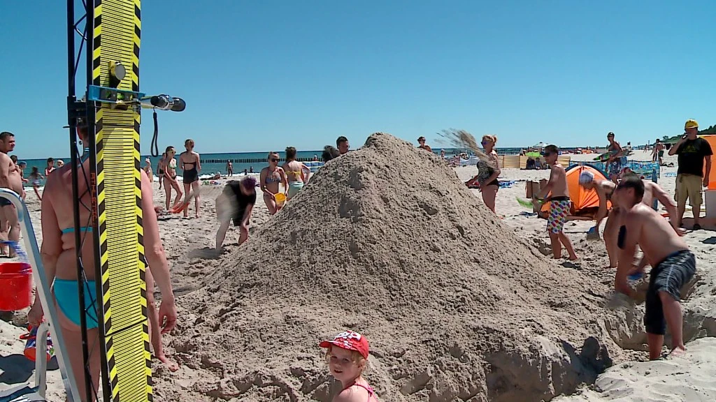Chałupy: Plażowicze wydajniejsi od wywrotki?