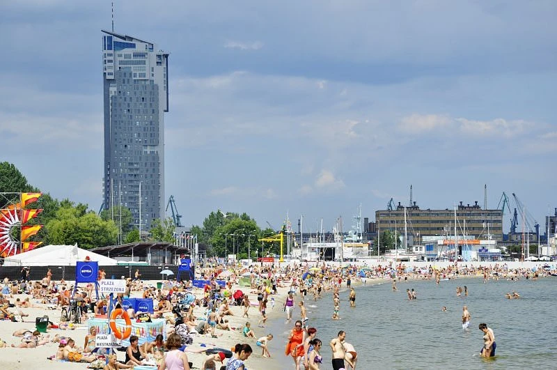 Ponad stu wolontariuszy zbierało śmieci na gdyńskiej plaży
