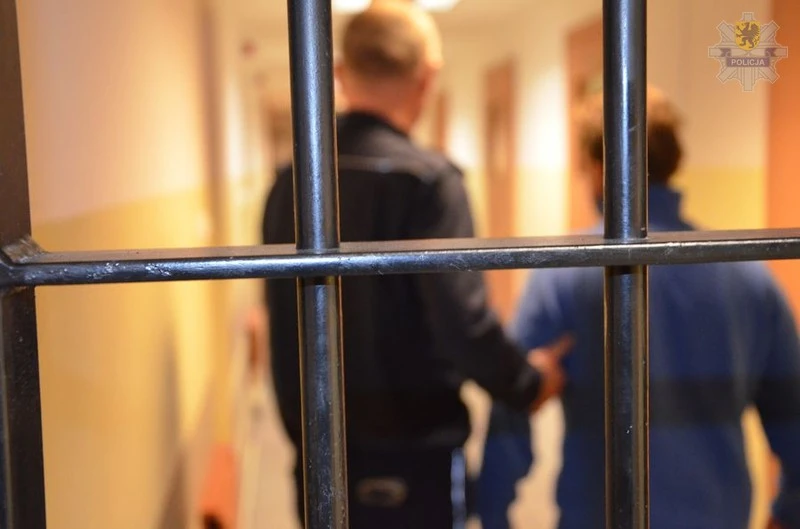 Wracając z imprezy niszczył zaparkowane samochody
