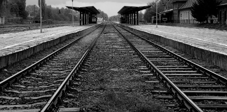 Na dworcu zgasły ekrany. Pasażerowie szukają informacji na własną rękę