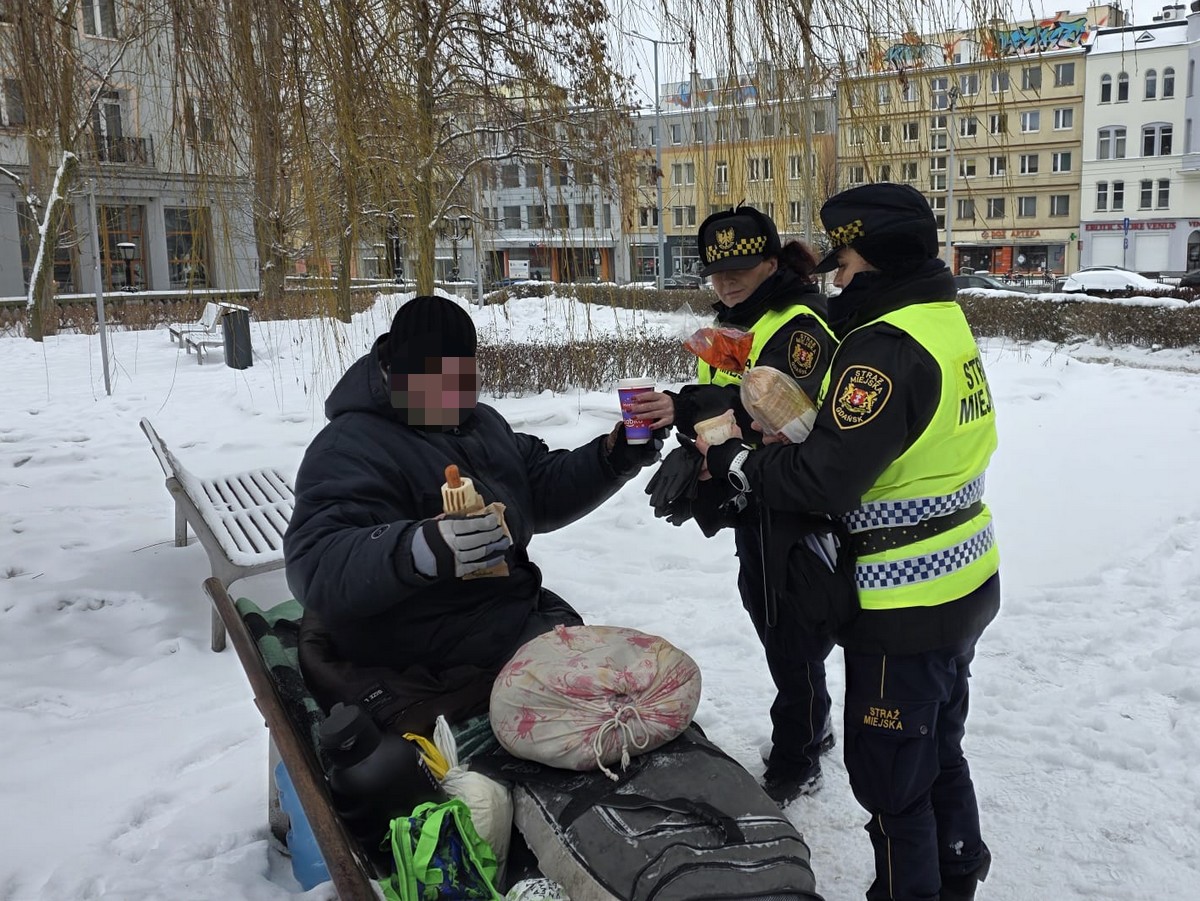 Ławka była jego domem. Siedział na niej w stercie ubrań