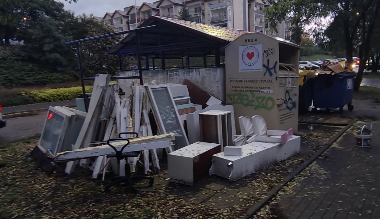 'Zostawiam tylko na chwilę.' Podrzucił gruz pod altanę śmietnikową