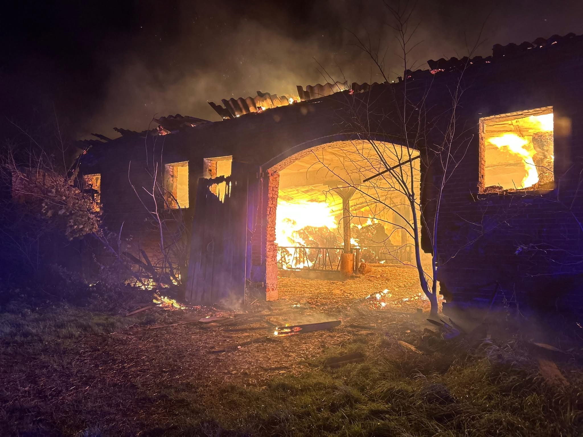 Pożar stodoły. Akcję gaśniczą utrudnia silny wiatr