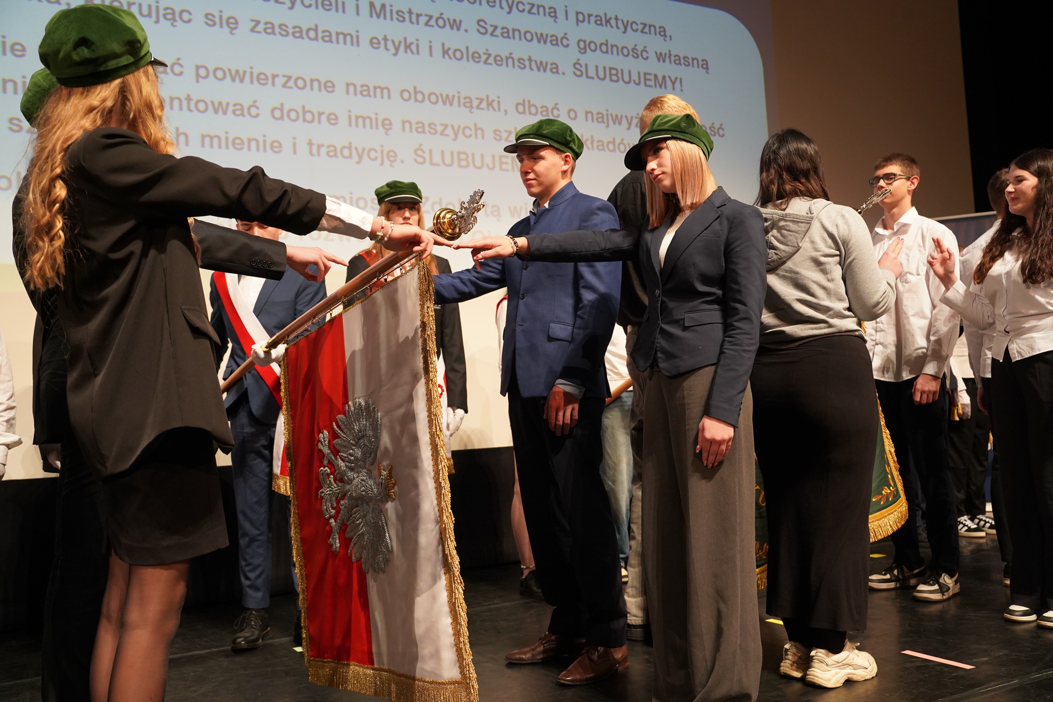 Pasowanie na Adeptów Rzemiosła w Wejherowie. Młodzi uczniowie rozpoczęli przygodę ze sztuką zawodową