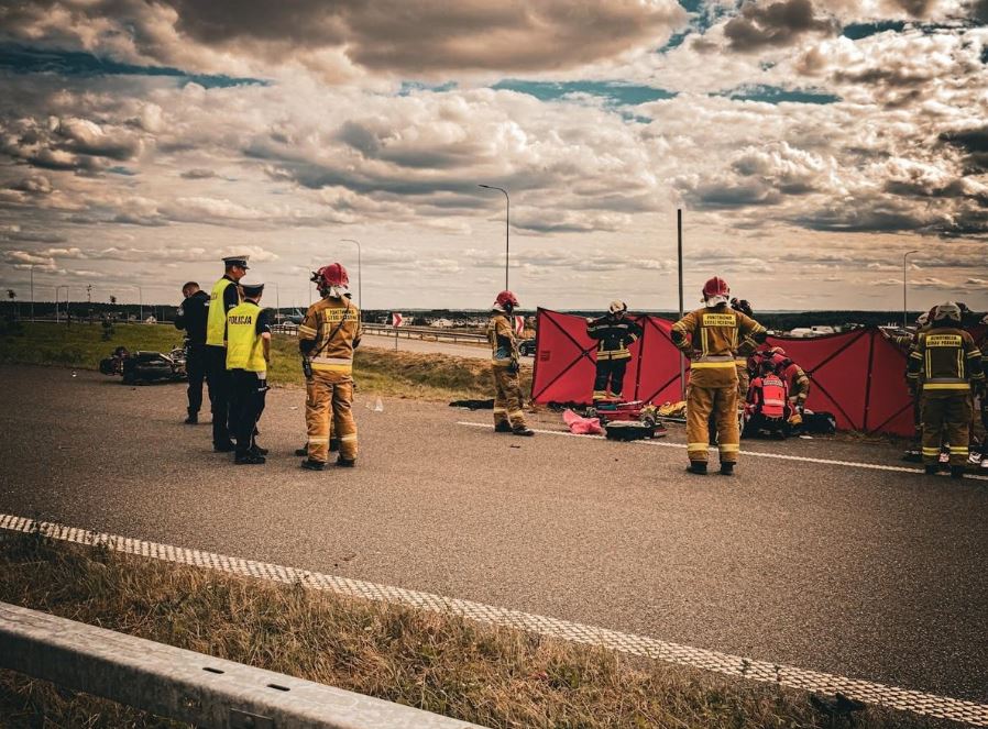 Dramatyczny wypadek motocyklisty. Uderzył w barierki i metalowy słup