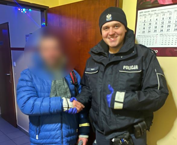 O krok od tragedii. Leżał na przystanku przy kilkunastu stopniach mrozu